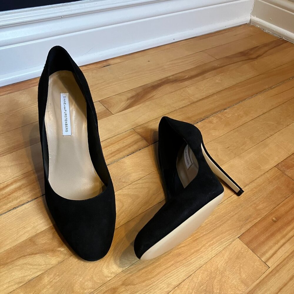 Diane von Furstenburg black suede almond toe stiletto heels size 10B